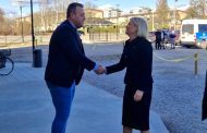 Bosniakiska islamiska samfundets ordförande Mehmed Hasanbegovic välkomnar partiledare för Socialdemokraterna Magdalena Andersson i Örebro