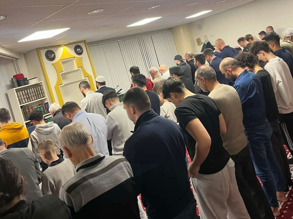Namaz u džamiji Džemata Halmstad